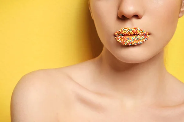 Lips of beautiful young woman covered with sprinkles — Stock Photo, Image