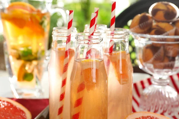 Botellas con refrescante limonada —  Fotos de Stock