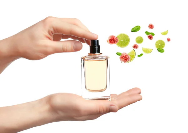 Mujer joven rociando perfume — Foto de Stock