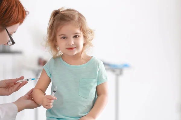 Médico Vacunando Niño Pequeño Clínica —  Fotos de Stock