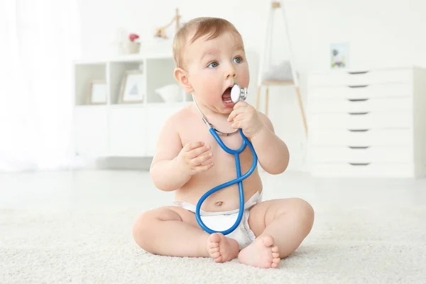 Niedliches kleines Baby mit Stethoskop — Stockfoto