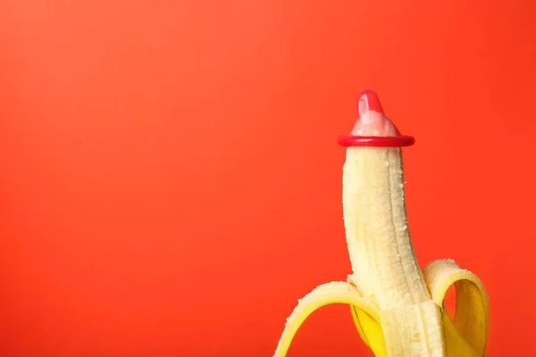 Preservativo em banana. Conceito de sexo seguro — Fotografia de Stock