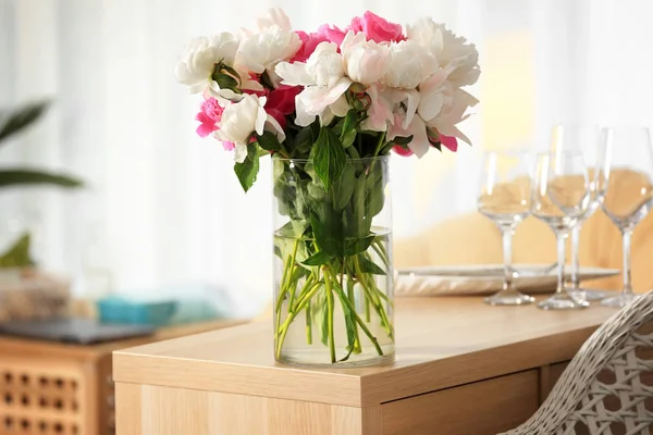 Vase mit schönen Pfingstrosen — Stockfoto