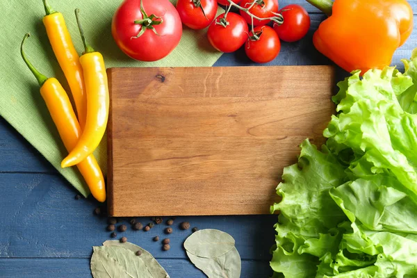 Tablero de madera con verduras —  Fotos de Stock