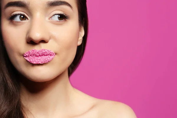 Красивая девушка с макияжем для губ — стоковое фото