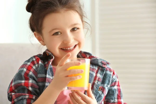 Menina bonito com copo de suco — Fotografia de Stock