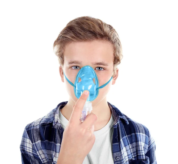 Niño joven usando nebulizador para asma y enfermedades respiratorias sobre fondo blanco — Foto de Stock