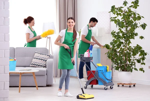 Trabalho da equipe de serviço de limpeza — Fotografia de Stock