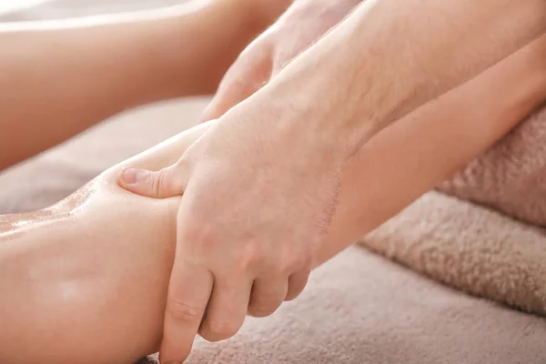 Ung kvinna med ben massage — Stockfoto