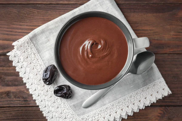 Copo com molho de chocolate delicioso — Fotografia de Stock