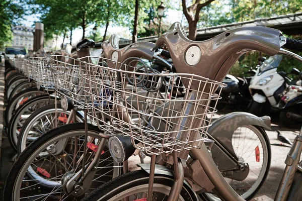 Парковка с велосипедами — стоковое фото