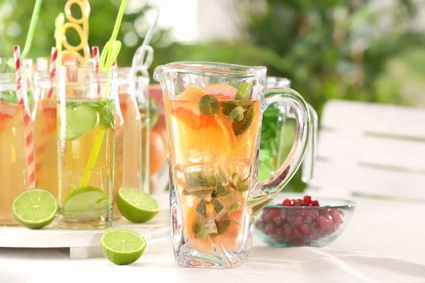 Glaswerk met verschillende soorten limonade — Stockfoto