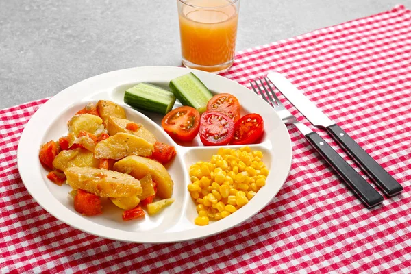 Tepsi masasına lezzetli yemek ile hizmet veren