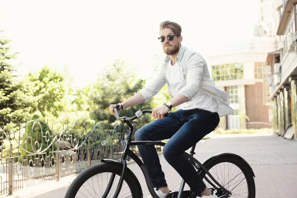 Joven montar en bicicleta —  Fotos de Stock