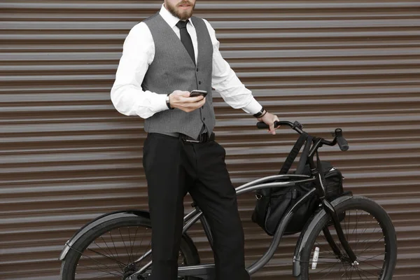 Junger Mann mit Fahrrad — Stockfoto