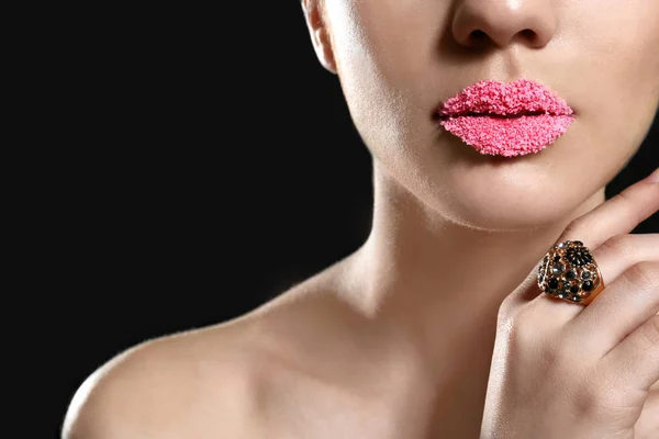Labios de mujer joven cubiertos de azúcar — Foto de Stock