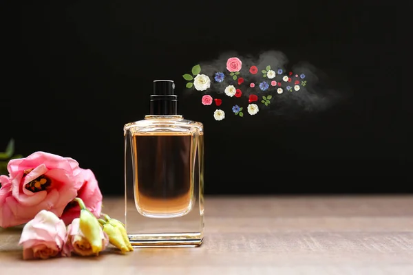 Pulvérisation de parfum avec des composants floraux — Photo