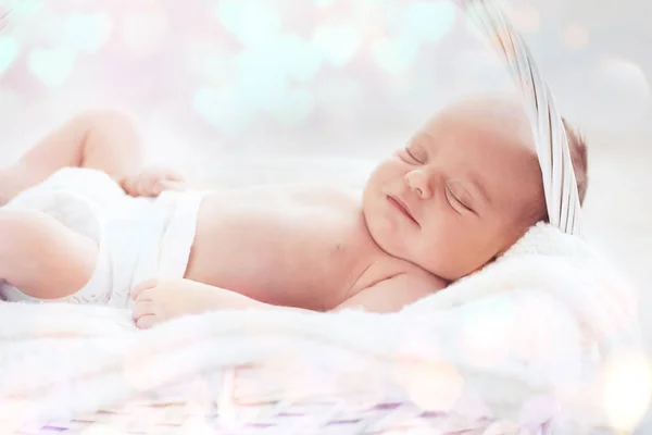 Υπέροχο Μωρό Κοιμάται Στο Καλάθι Και Θολή Φώτα Στο Παρασκήνιο — Φωτογραφία Αρχείου