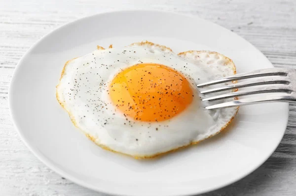 Prato com lado ensolarado ovo frito — Fotografia de Stock