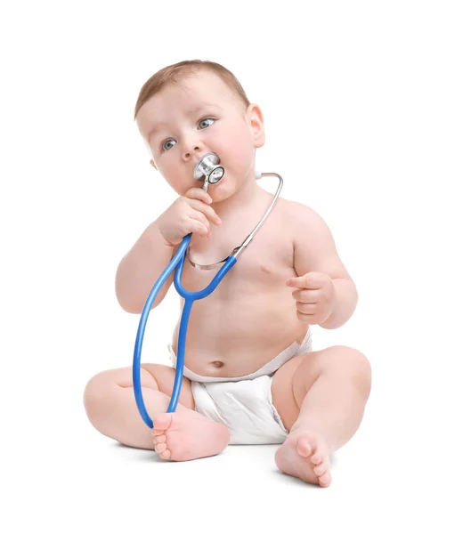 Söt liten baby med stetoskop — Stockfoto