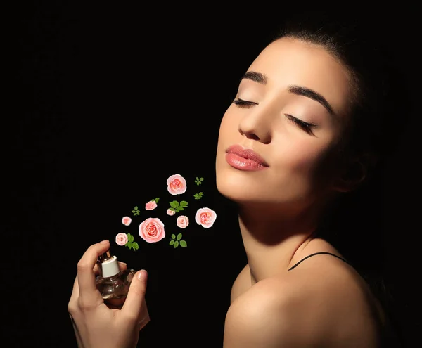 Mujer joven rociando perfume — Foto de Stock