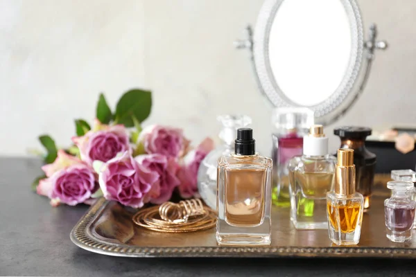 Tepsi parfüm şişe ile