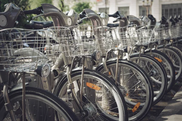 Парковка с велосипедами — стоковое фото