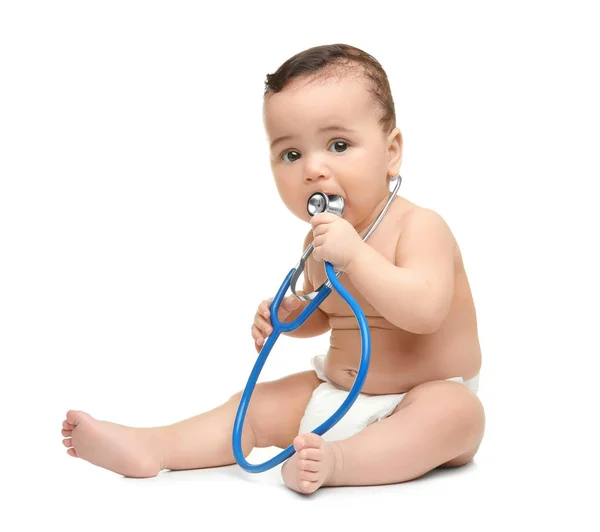 Bebé bonito com estetoscópio no fundo branco. Conceito de saúde — Fotografia de Stock