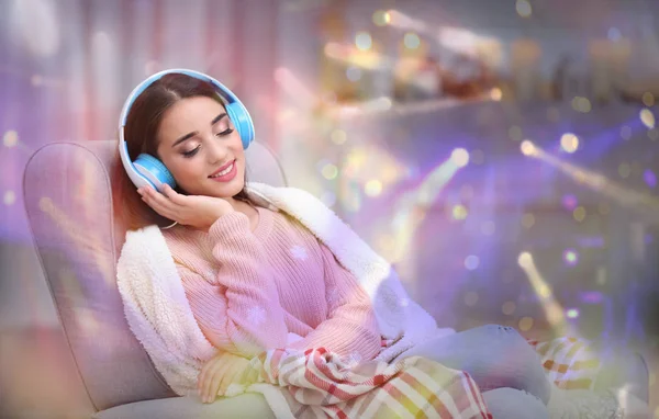 Mujer con auriculares escuchando música —  Fotos de Stock