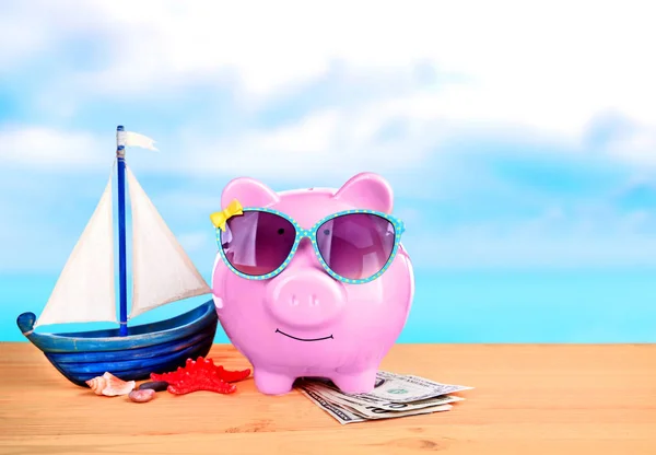 Banco Piggy com óculos de sol e dinheiro — Fotografia de Stock