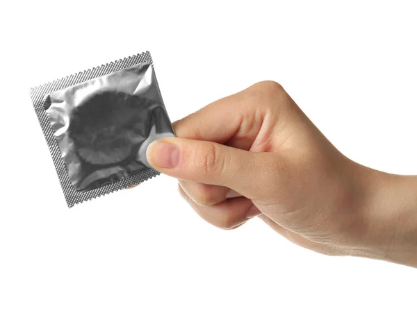 Mulher segurando preservativo — Fotografia de Stock