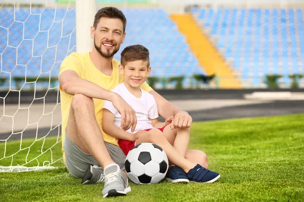 Papá e hijo con pelota de fútbol —  Fotos de Stock