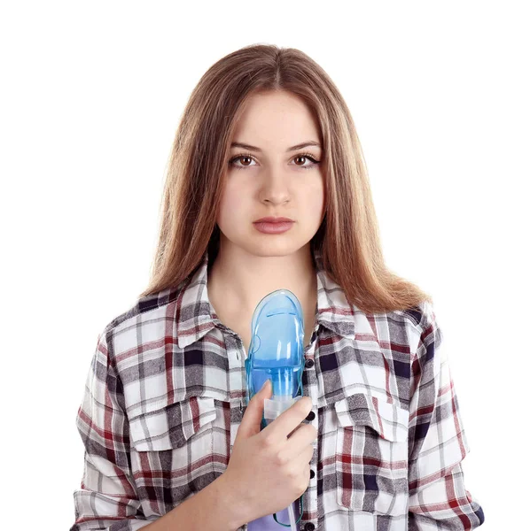 Mujer joven usando nebulizador — Foto de Stock