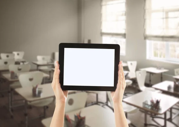 Insegnante che tiene tablet con schermo vuoto — Foto Stock