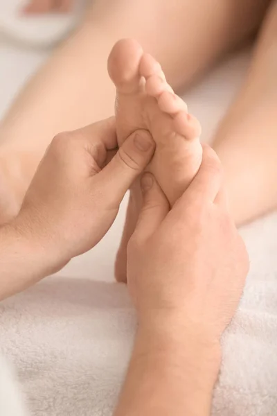 Mujer joven teniendo masaje de pies — Foto de Stock