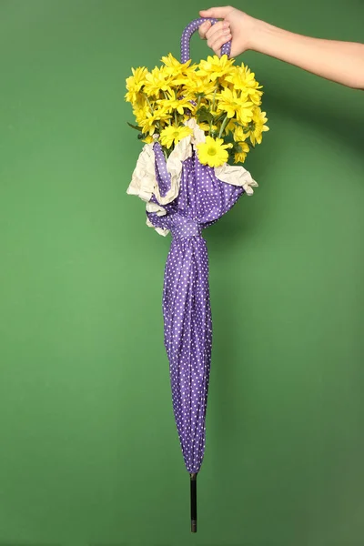 Guarda-chuva de cor lilás com flores bonitas — Fotografia de Stock