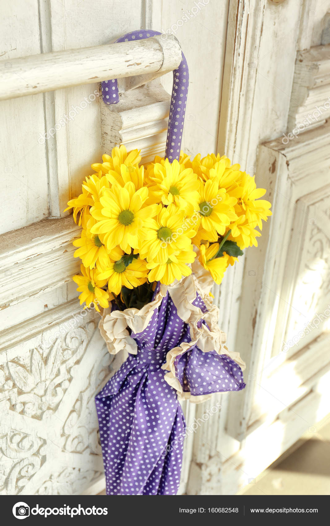 Parapluie de couleur lilas avec de belles fleurs image libre de droit par  belchonock © #160682548