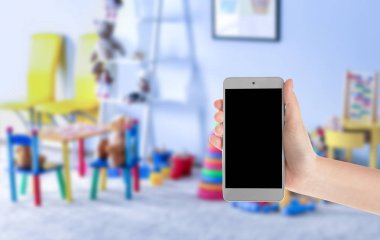 Boş ekran ile akıllı telefon tutarak öğretmen 