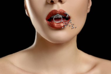 Yüzük dudakları arasında tutan genç kadın