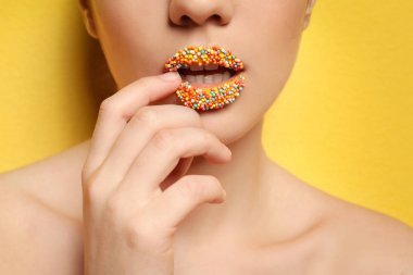 Güzel genç kadının dudakları ile sprinkles kaplı