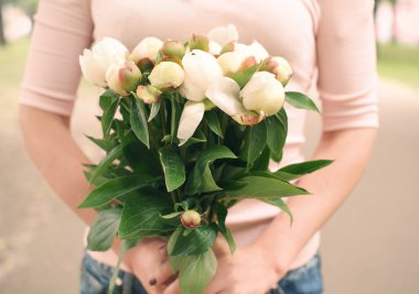 buket güzel peonies ile tutan kadın 