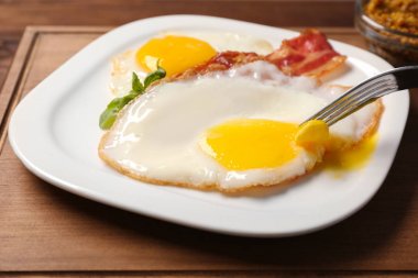 Pastırma ile kolay yumurta üzerinde lezzetli yemek 