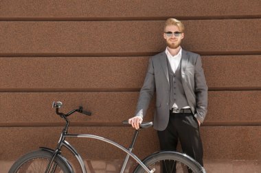 Bisikletli genç adam 