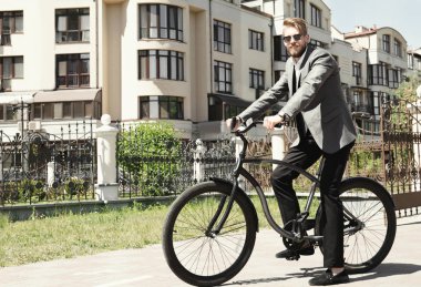 Bisikletli genç adam 