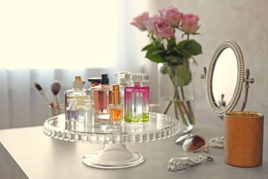 Tepsi parfüm şişe ile