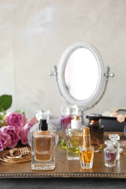 Tepsi parfüm şişe ile