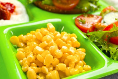 Tepsi masasına lezzetli yemek ile hizmet veren