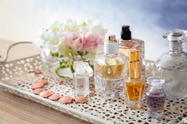 Tepsi parfüm şişe ile