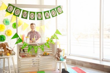 Sayaç limonata satan şirin küçük çocuk