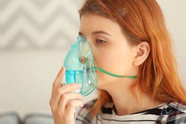 Nebulizatör astım için kullanan genç kadın